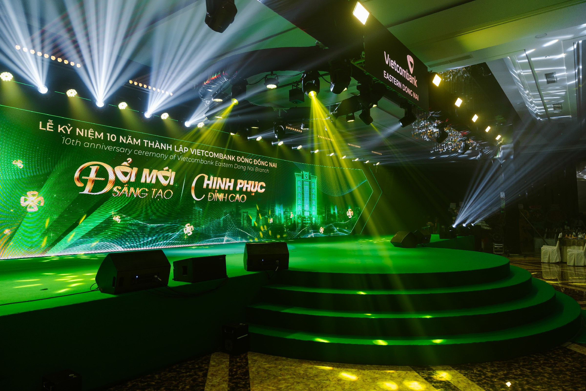 Sân khấu_Không gian sự kiện_Sự kiện 10 năm vietcombank Đông Đồng Nai(2)~1