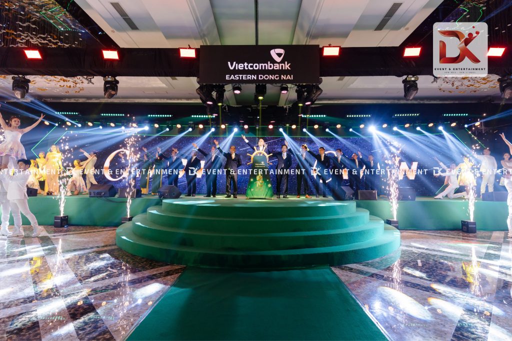 Visual LED tương tác — Vietcombank Đồng Nai — Kỷ niệm 10 năm: Múa tương tác LED kết hợp nhận diện thương hiệu
