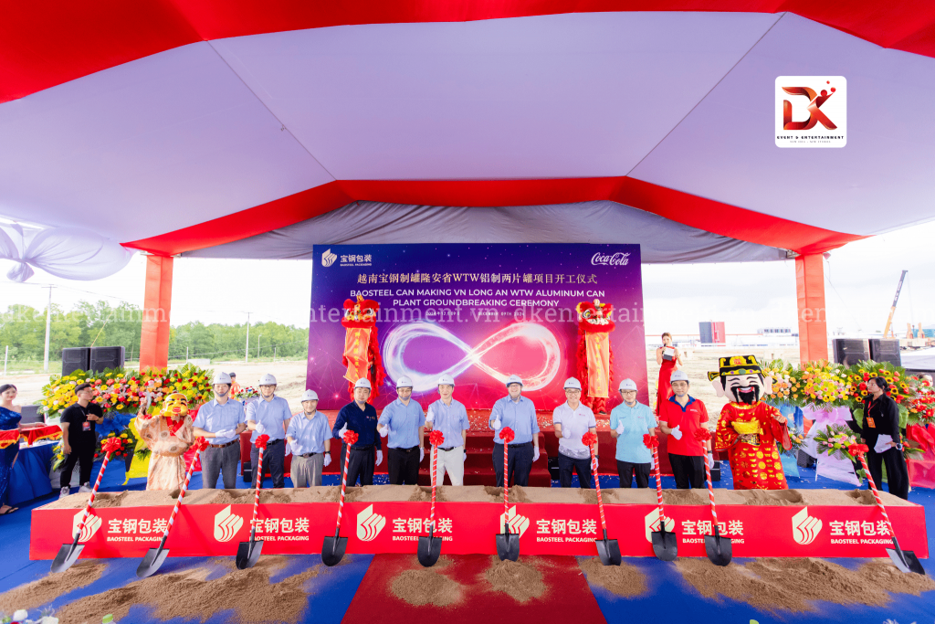 Khu lễ động thổ dưới lều trắng đỏ