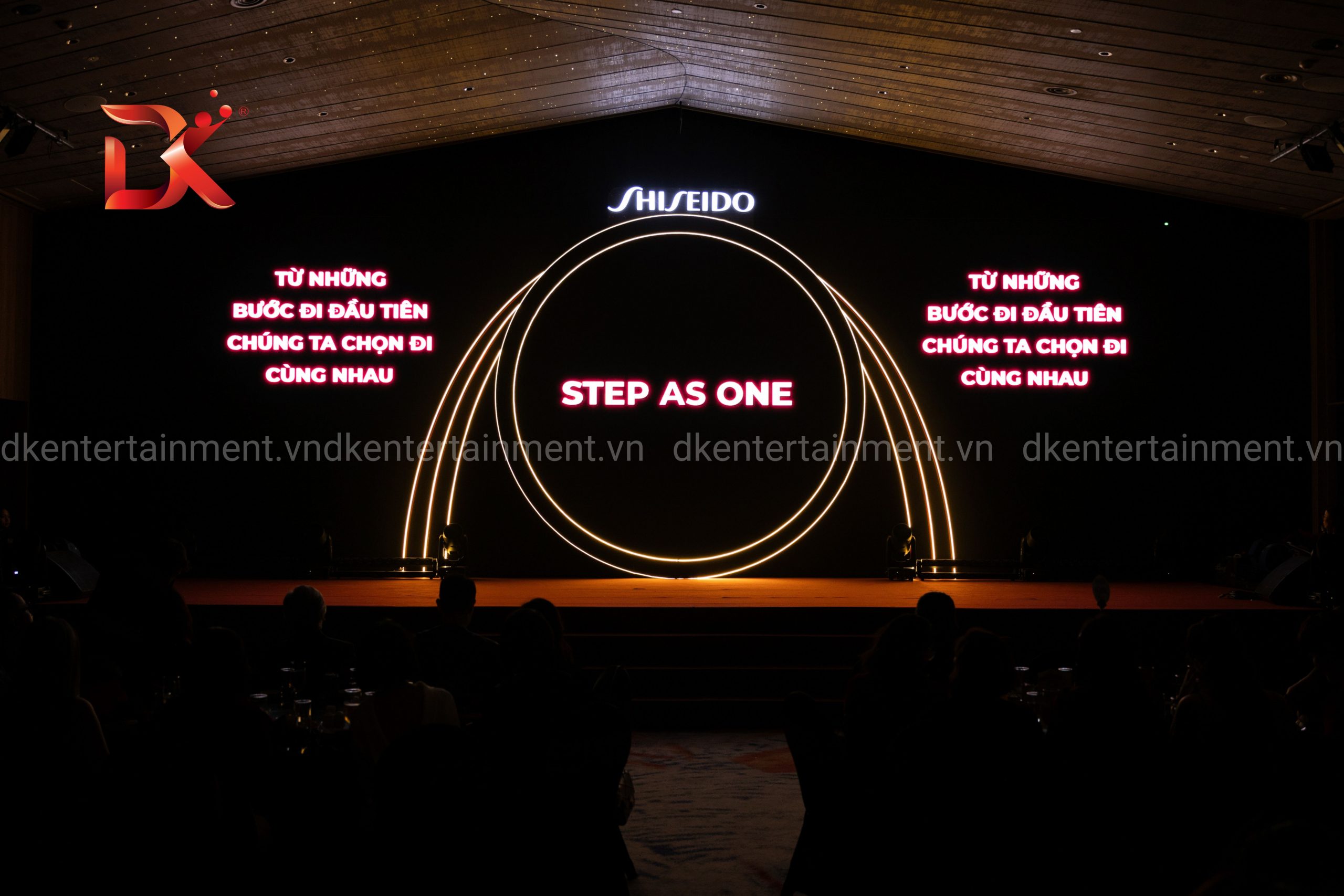 Sân khấu Year End Party Shiseido The Rising Sun do DK Entertainment Media dàn dựng