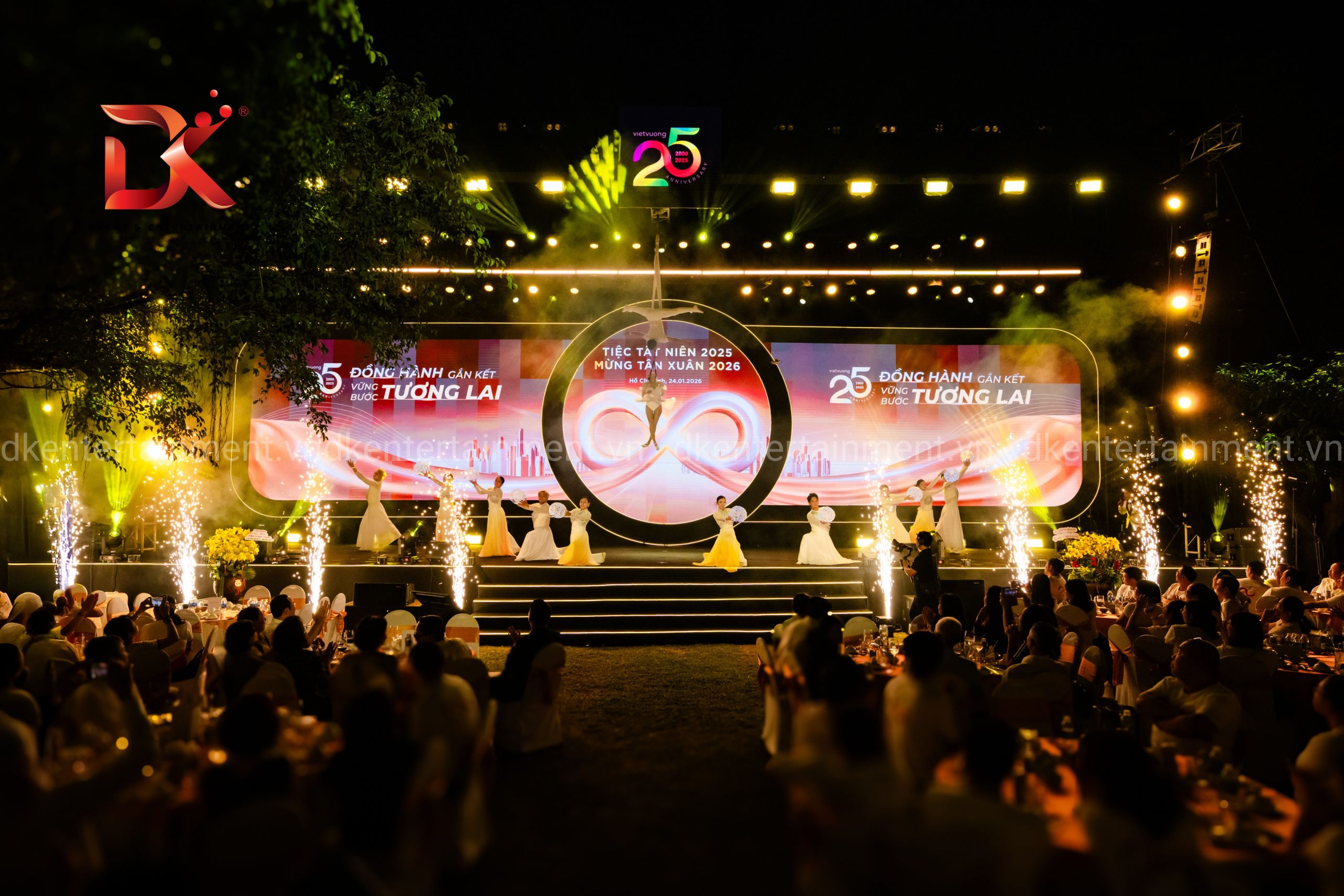 Vũ đoàn biểu diễn tại Year End Party Việt Vương