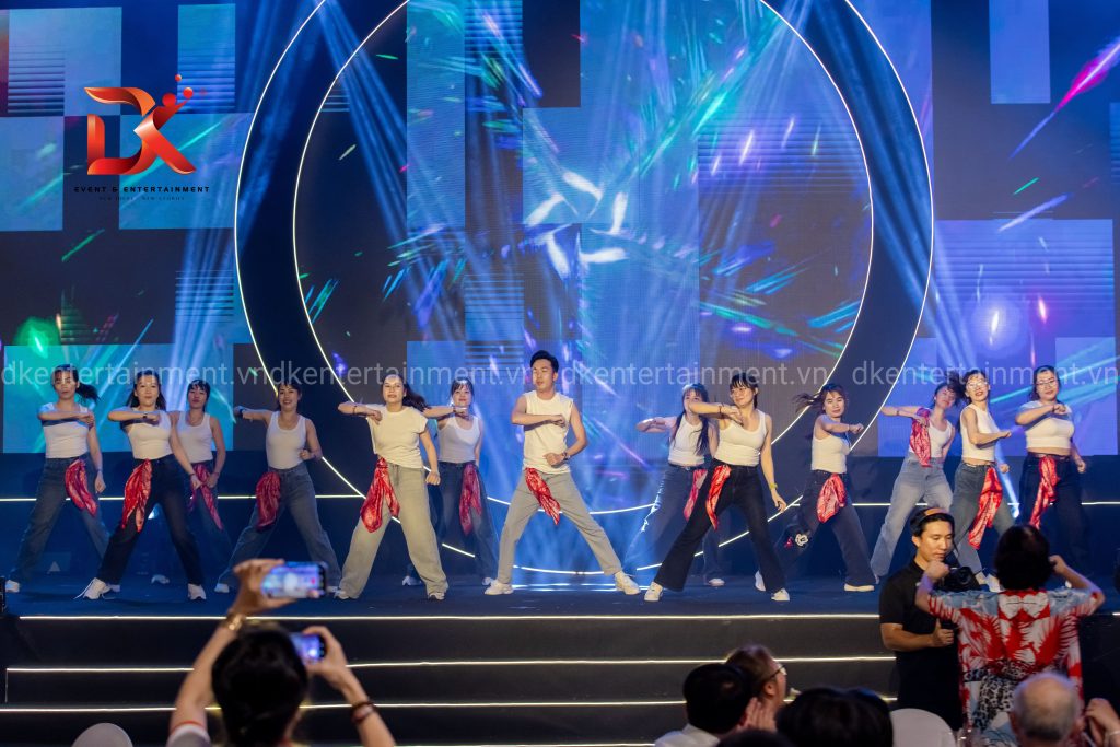 Visual LED tương tác — Việt Vương — 25 năm tỏa sáng: Vũ công tương tác cùng màn LED trên sân khấu