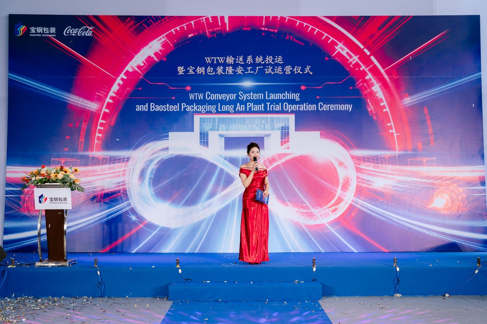 MC dẫn chương trình trước backdrop lễ khởi động hệ thống băng tải WTW | DK Entertainment Media