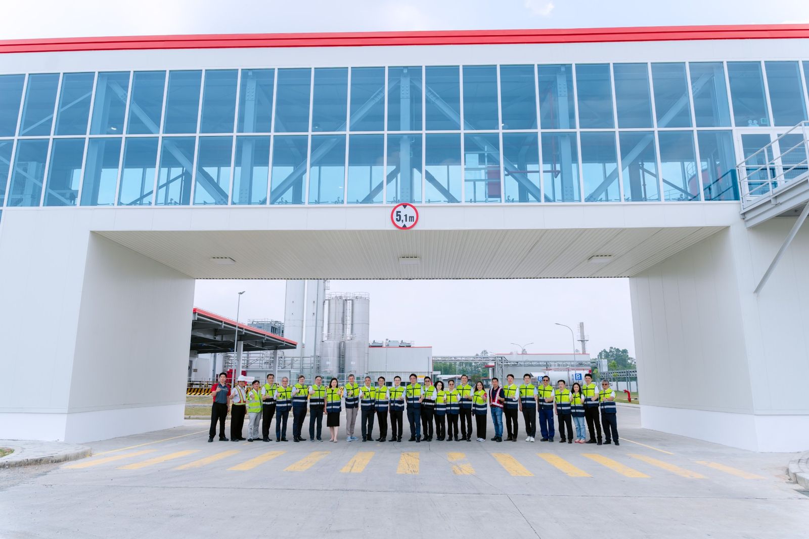 Đoàn khách chụp ảnh dưới cầu băng tải WTW nhà máy Baosteel Packaging Long An | DK Entertainment Media