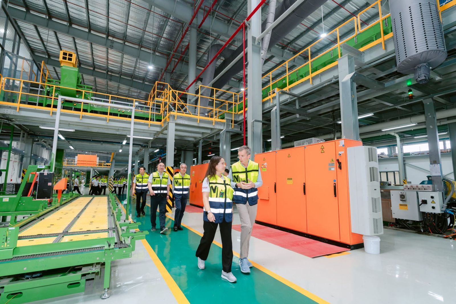 Đoàn khách tham quan khu vực dây chuyền nhà máy Baosteel Packaging Long An | DK Entertainment Media