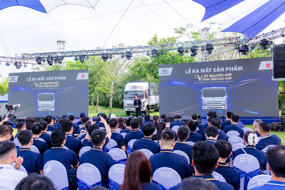 Sân khấu tách màn hình LED ra mắt xe tải DoThanh | DK Entertainment Media